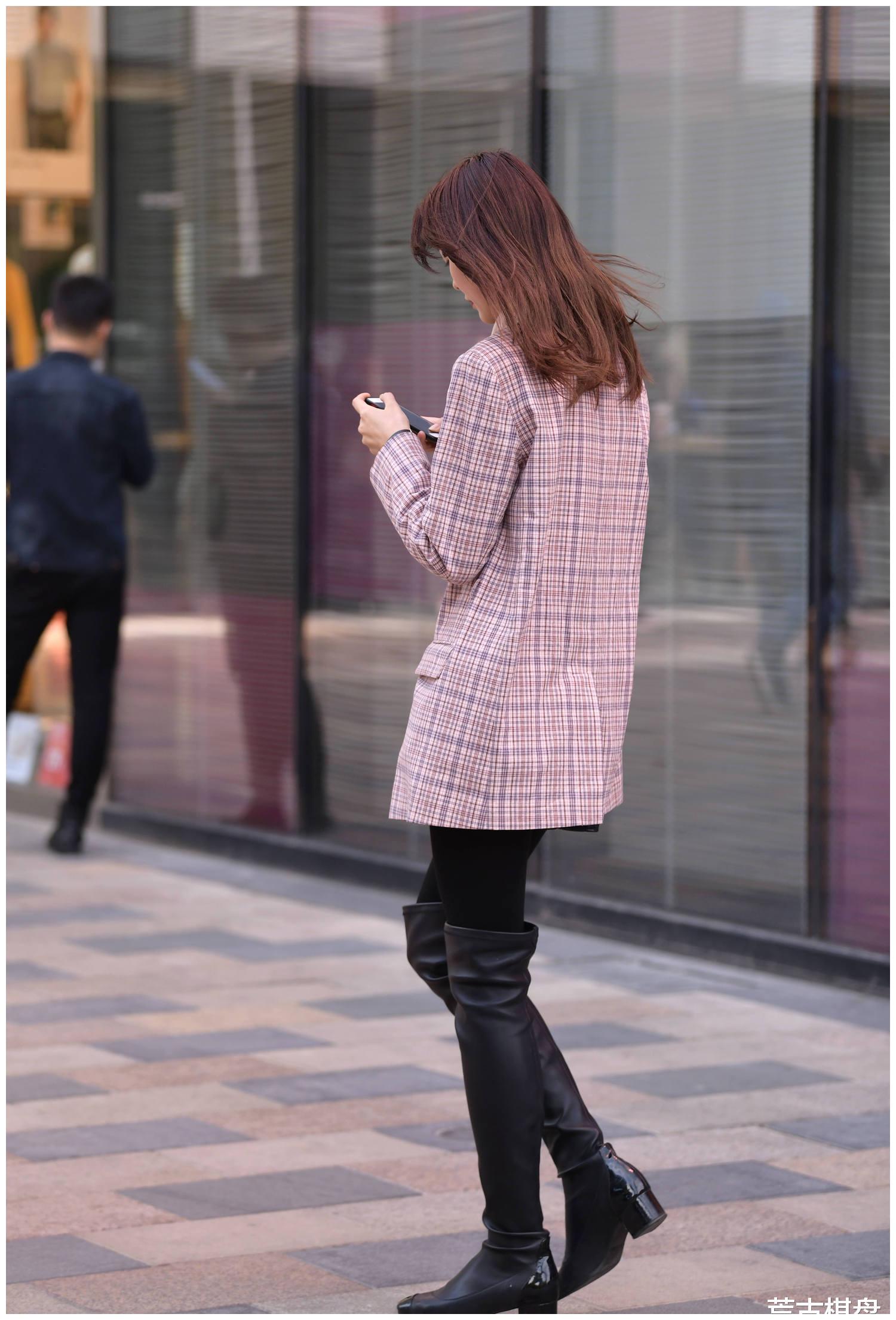 打底裤搭配黑色过膝皮靴,穿出苗条身姿,演绎深秋时尚风