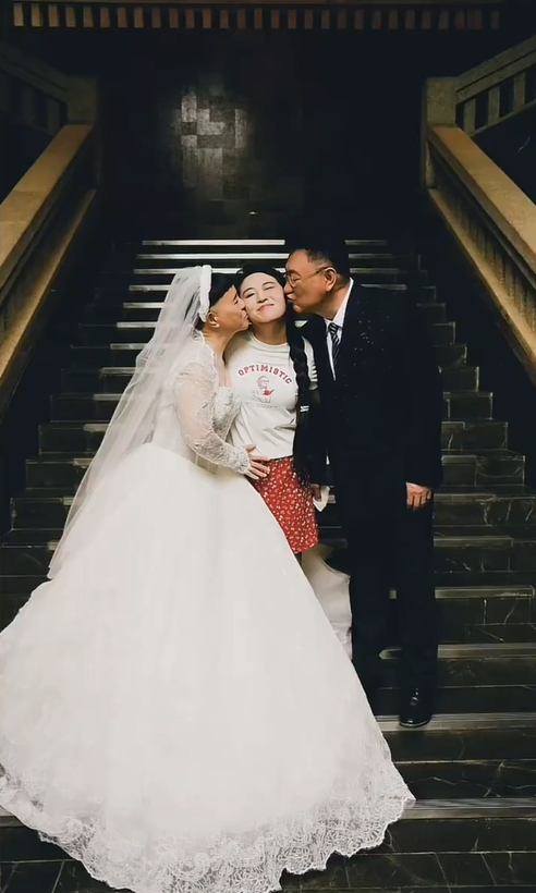60岁“金龟子”穿婚纱庆生!锅盖头未变,与央视主播王宁结婚38年|刘纯燕|配音|电视剧|朝朝|七巧板_新浪娱乐_新浪新闻