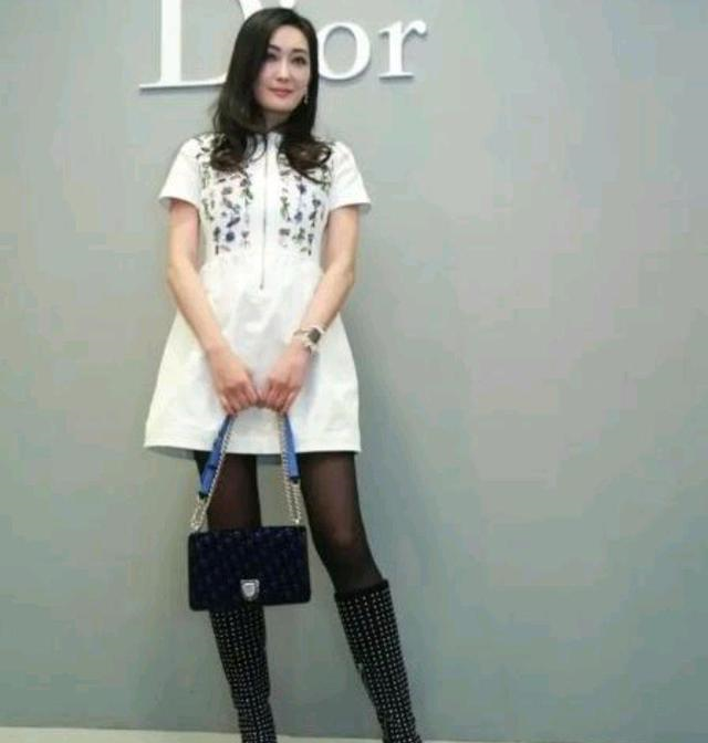 孟广美不愧是模特身材,身穿无袖上衣配墨绿色短裙,尽显女性魅力休闲区蓝鸢梦想 - Www.slyday.coM 孟广美不愧是模特身材,身穿无袖上衣配墨绿色短裙,尽显女性魅力休闲区蓝鸢梦想 - Www.slyday.coM