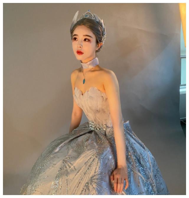 糖小幽cos冰公主转过身去的那一刻粉丝惊艳这就是精灵吧