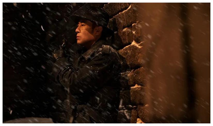 电影《悬崖之上》,二组下车后,特务已经知道了小兰的身份休闲区蓝鸢梦想 - Www.slyday.coM 电影《悬崖之上》,二组下车后,特务已经知道了小兰的身份休闲区蓝鸢梦想 - Www.slyday.coM