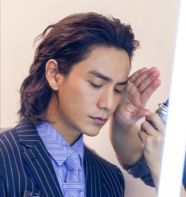 陈坤个性长发,太有男人味了!网友表示"原来我们差的只是发量"