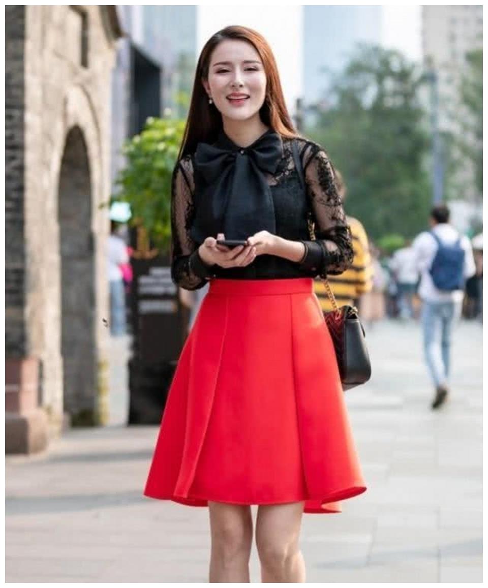 美女黑色蕾丝上衣搭配红色裙子更加时髦大气