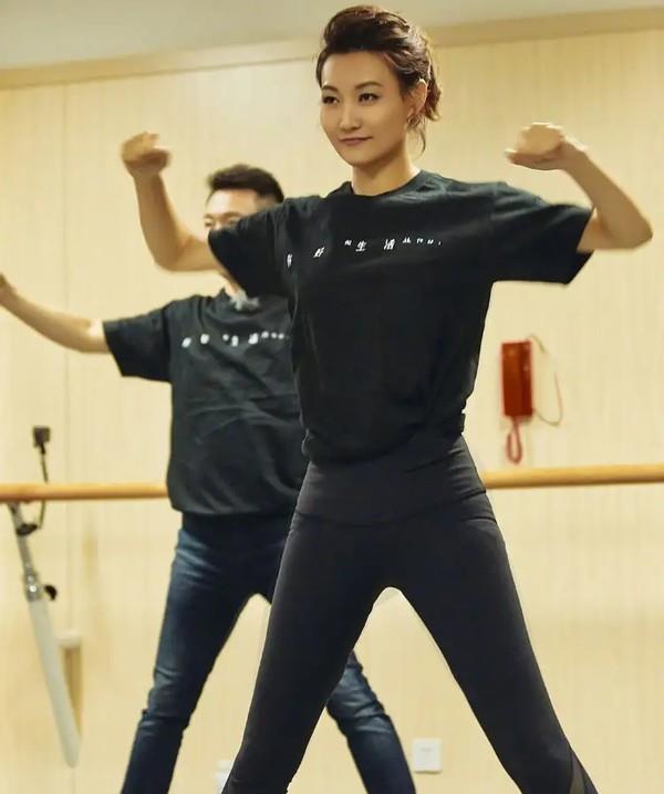 央视李梓萌长发真美174身高穿裙子秀大长腿戴金耳环有气质