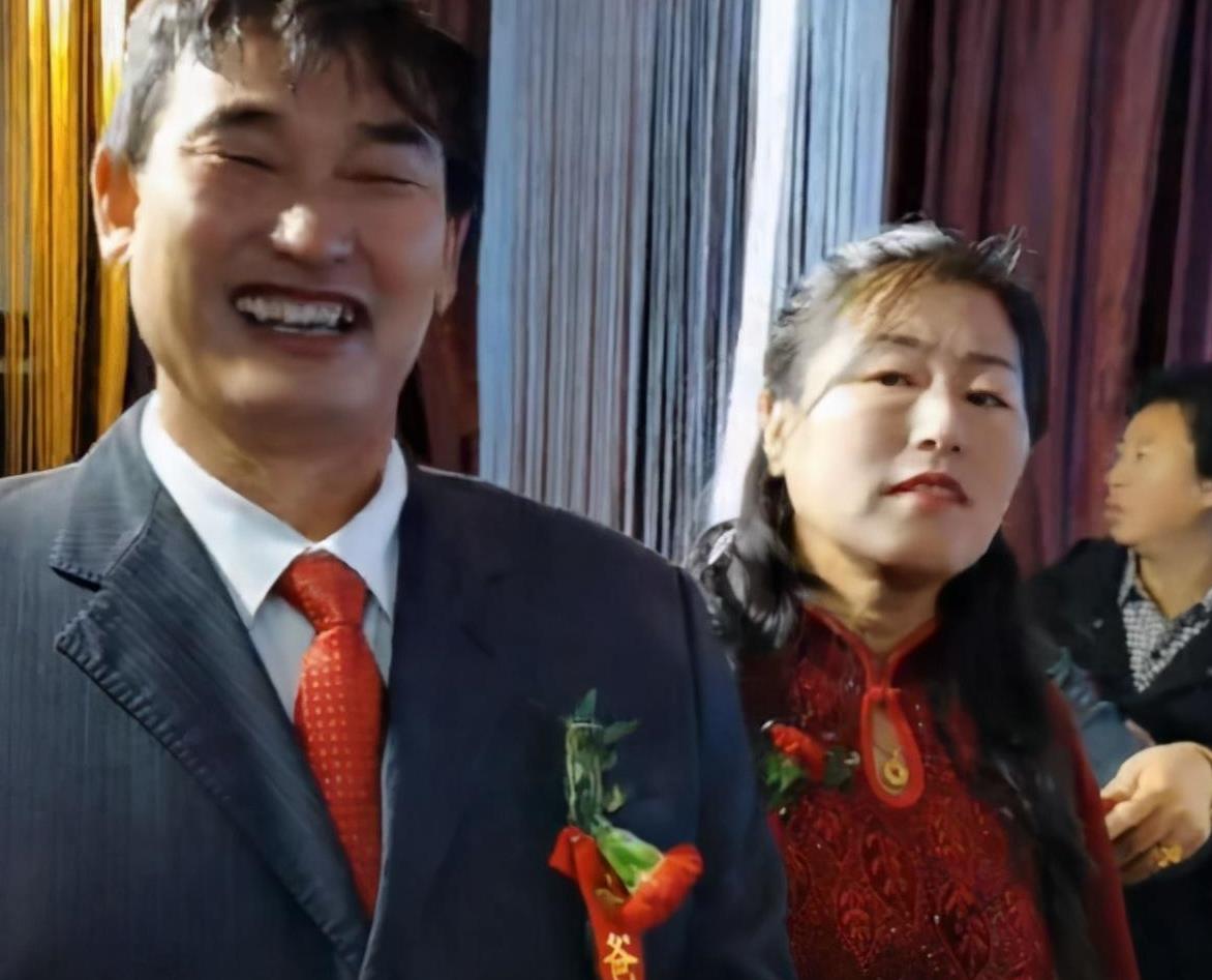 朱之文儿媳妇新照v领红裙戴发箍美得端庄首次上婆家不是这样