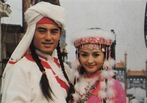 和卓氏第一段婚姻时是嫁给当时的部落首领霍集占,后来因为部落矛盾而