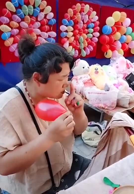 大姐吹气球的活,真绝了!