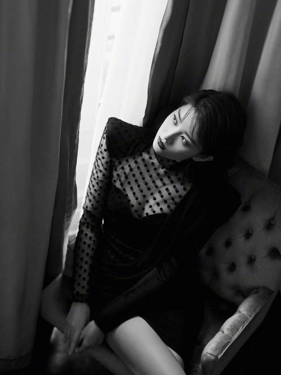 乔欣终于放开了搭配透视连衣裙美得不敢认