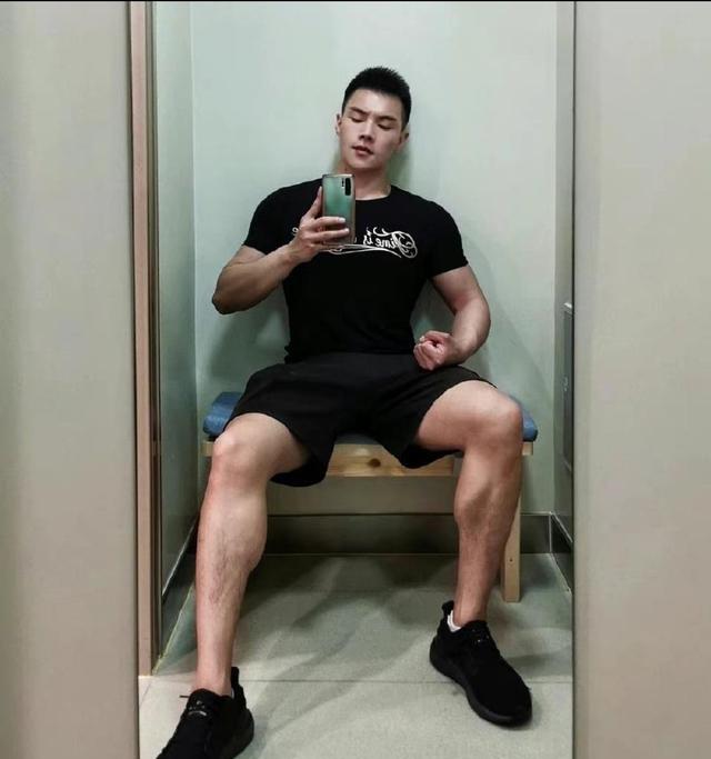 现居上海的肌肉壮直男浓眉大眼一身正气