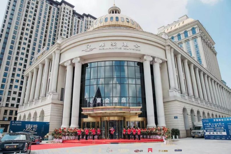 罗曼丽舍宴会酒店位于宁波"舟宿夜江餐饮文化区,是一家运营6年的情怀