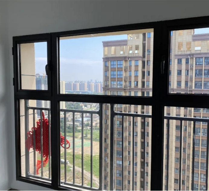 新房像牢房西安一小区交房上百套房屋窗户面积严重缩水