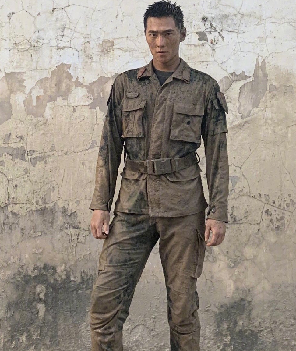 18岁王源和27岁杨洋,同样搭配寸头造型,一个硬汉一个少年!