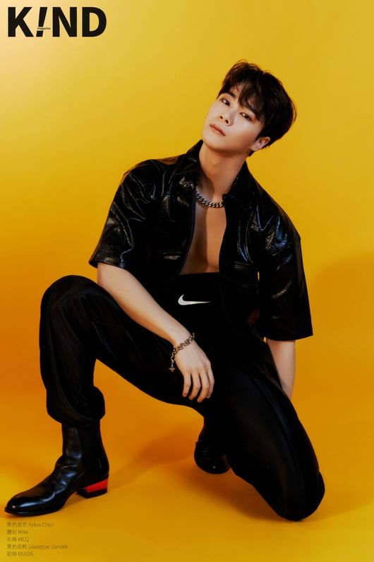 韩国男团astro文彬尹产贺携手拍杂志写真