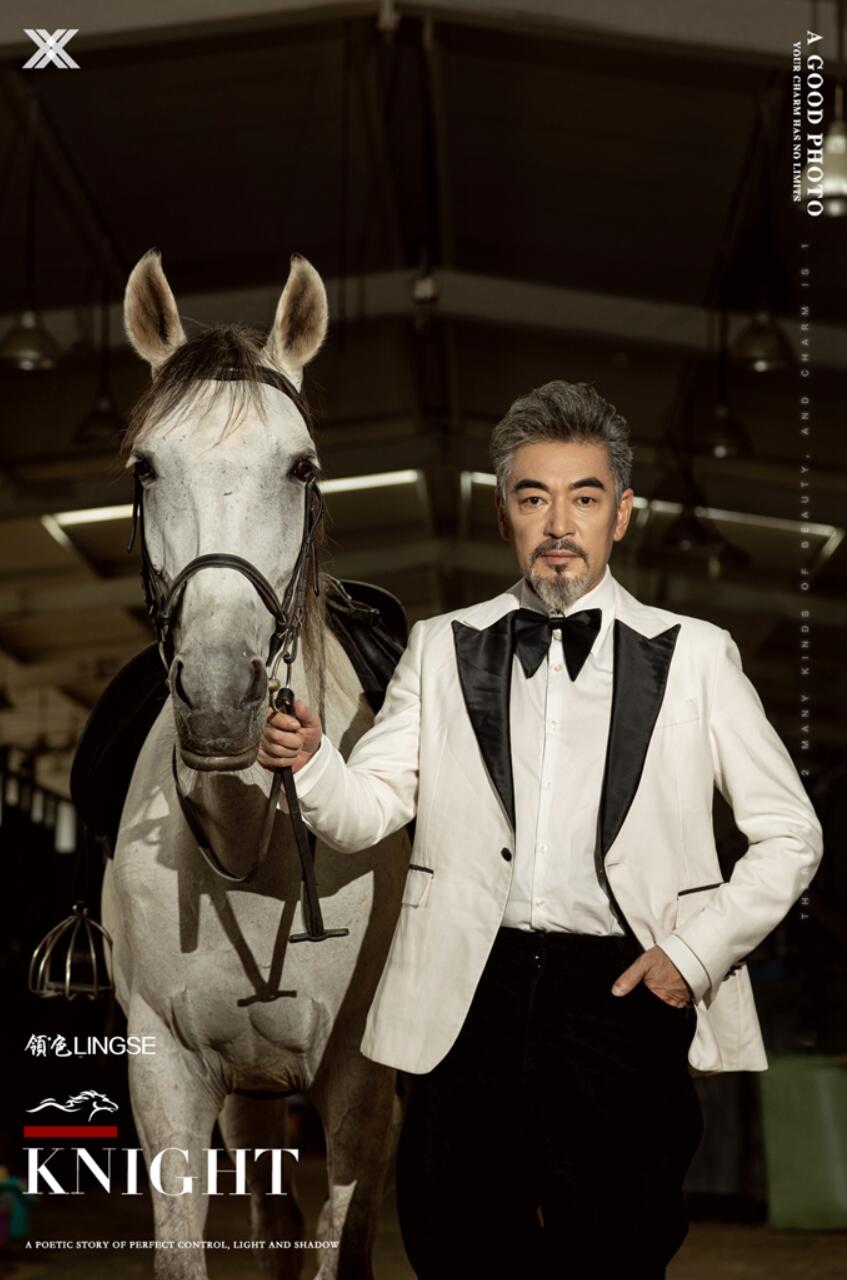 演员何涌生曝光秋日写真,型男大叔尽显复古时尚魅力