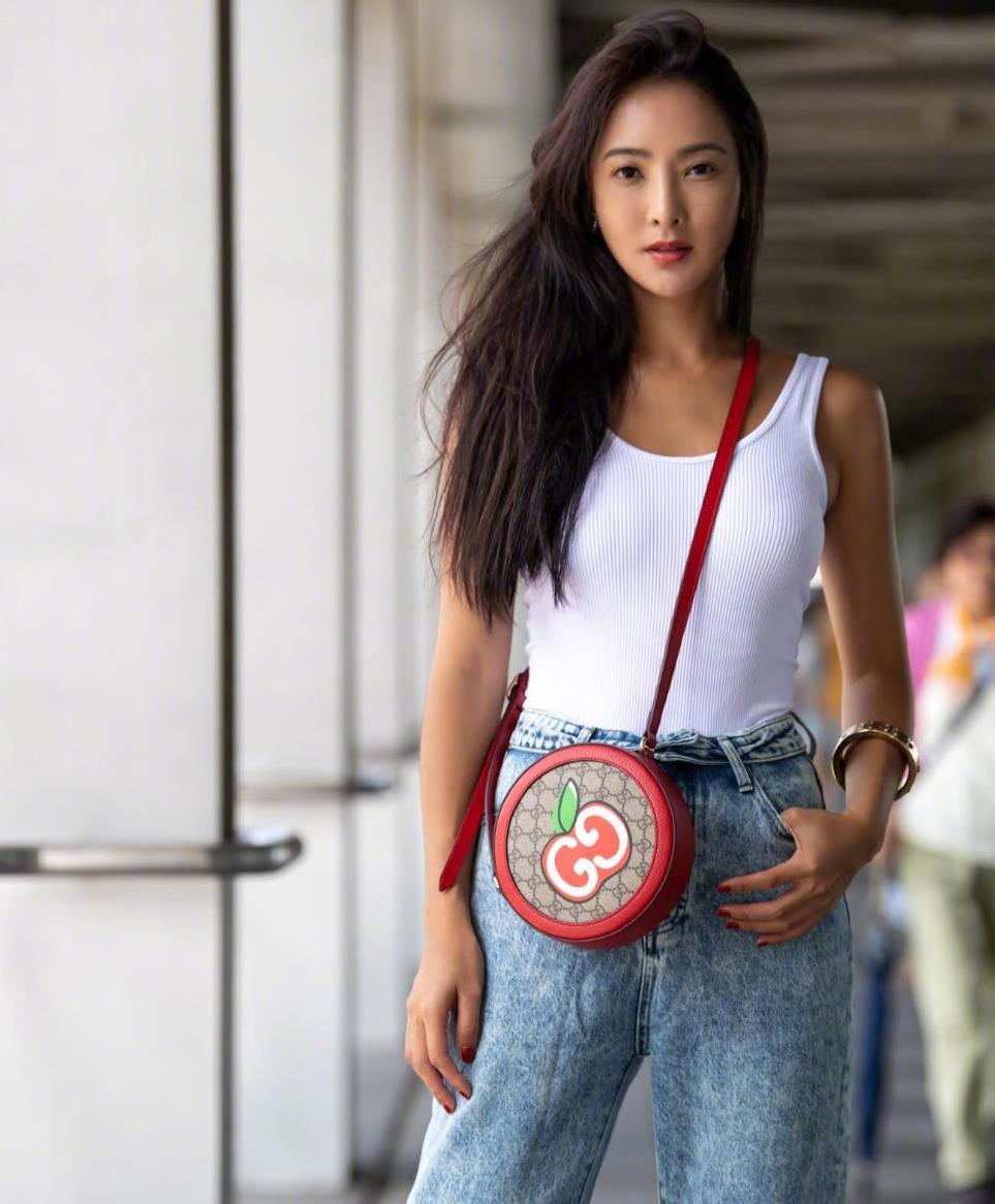 曹格老婆吴速玲这是典型的气质型美女,穿什么都如同衣架一般!