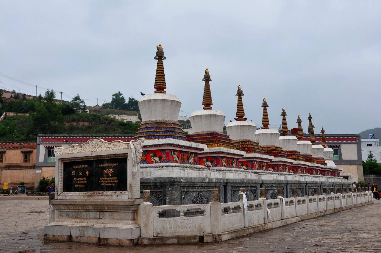 探访塔尔寺佛塔林立气势恢宏适合结伴出游