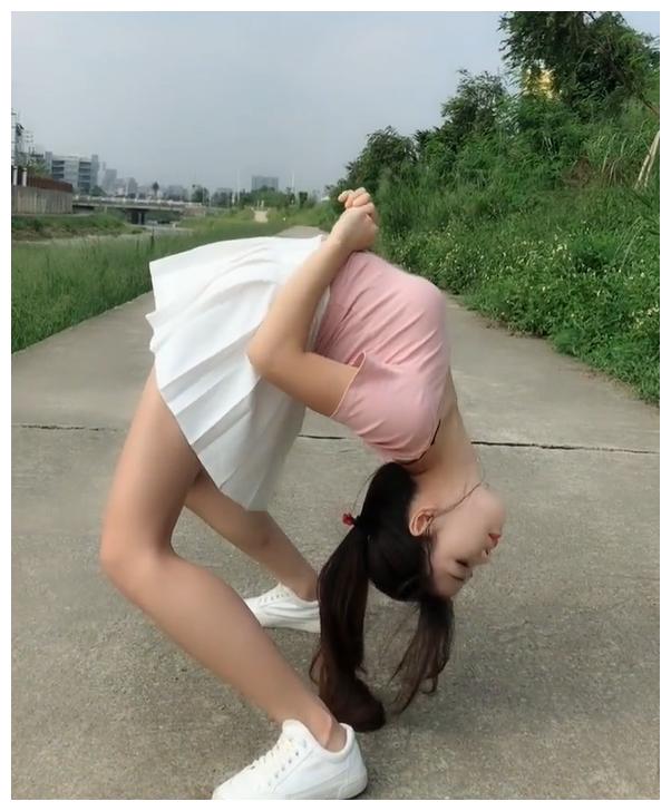 暗夜时尚:a字裙秀腿长,网红小姐姐秀下腰动作,清新大方__财经头条