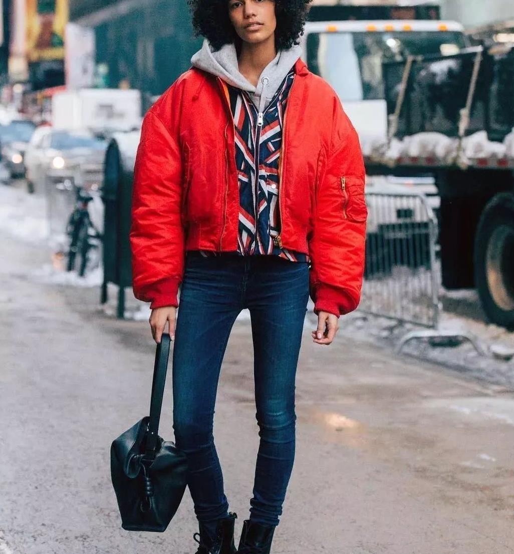 李小璐不愧是"时髦精",穿红色羽绒服搭配黑色紧身裤,清纯可爱