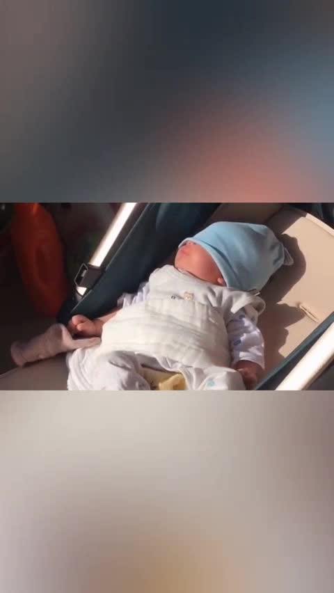 小宝宝躺着晒太阳眼睛居然被妈妈盖上了接下来宝宝的动作好逗