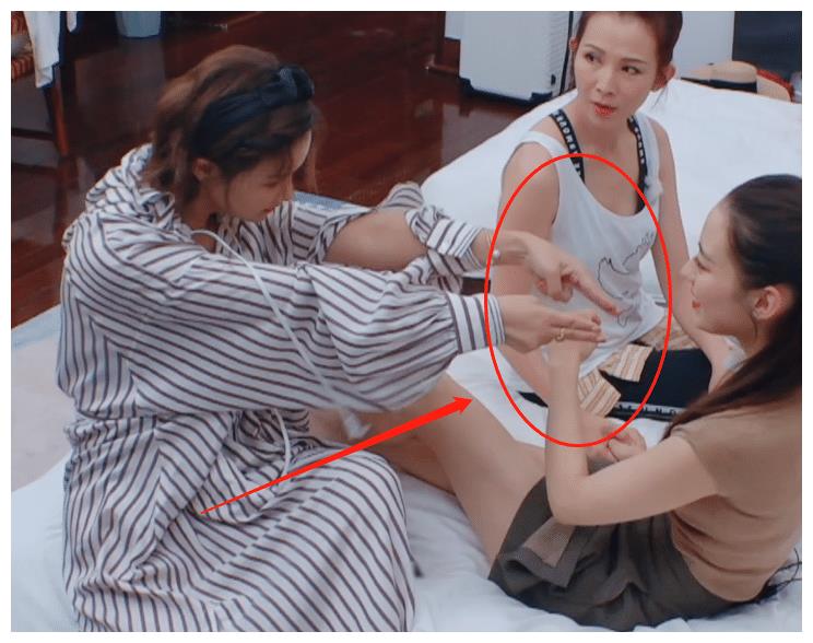 吉娜节目肚子疼,蔡少芬按穴金瀚烧热水,张歆艺的做法我却看愣了