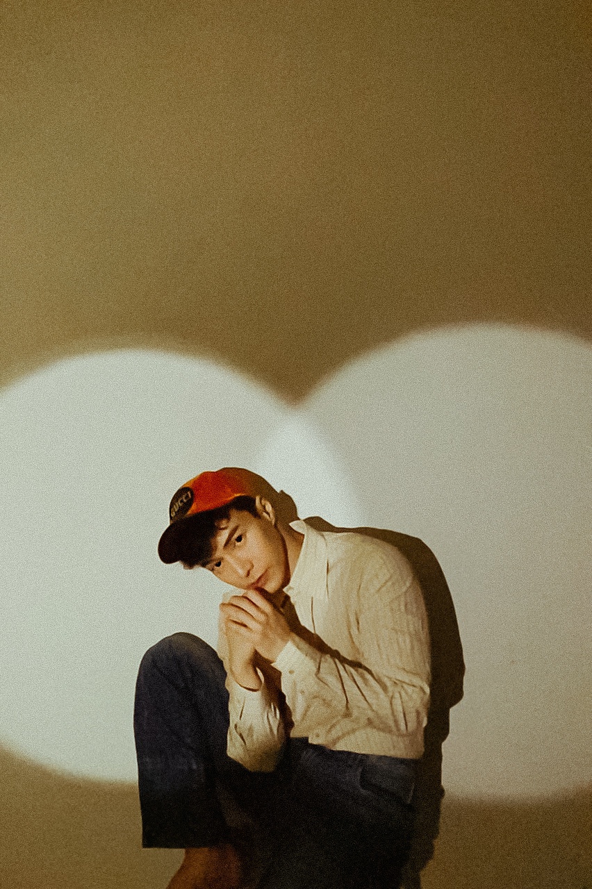 王冠逸最新时尚大片 个性穿搭引领夏日风尚