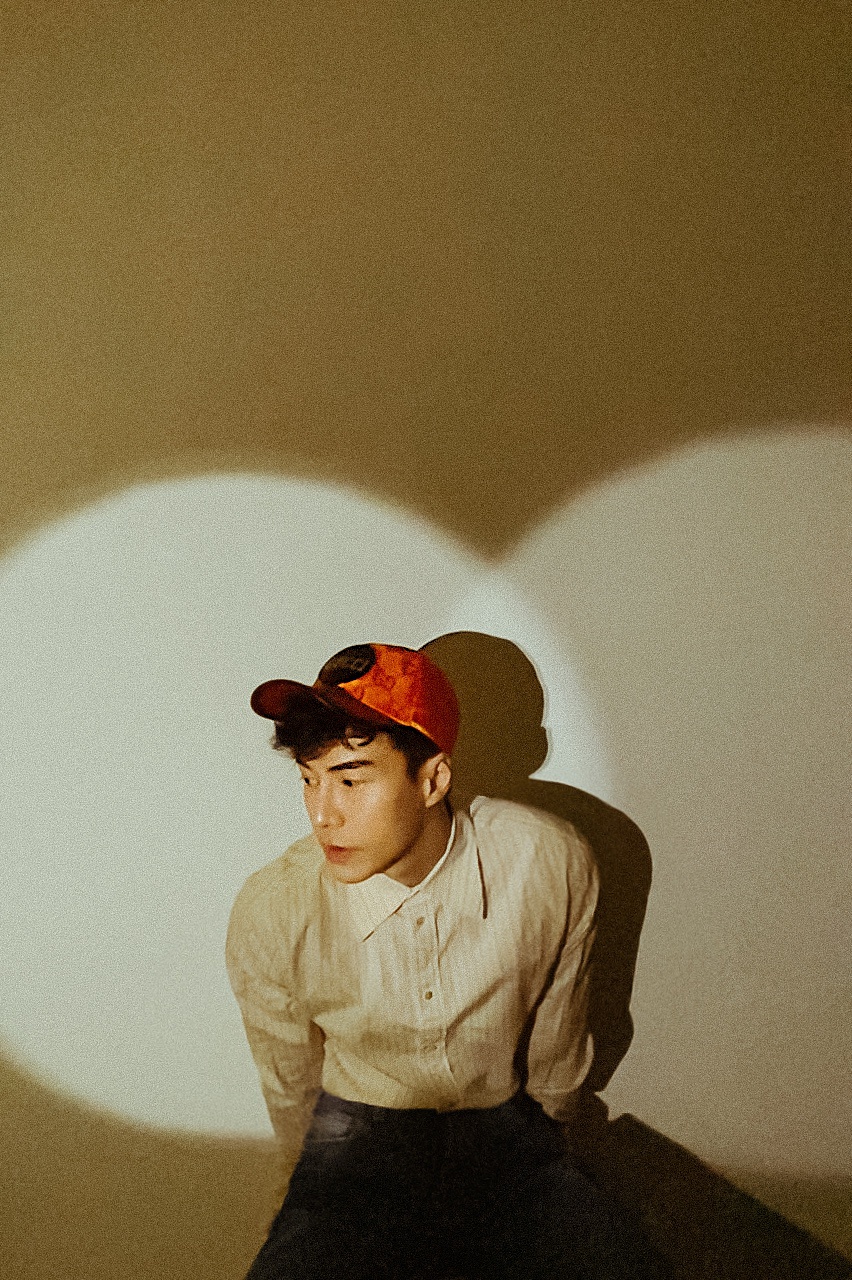 王冠逸最新时尚大片 个性穿搭引领夏日风尚