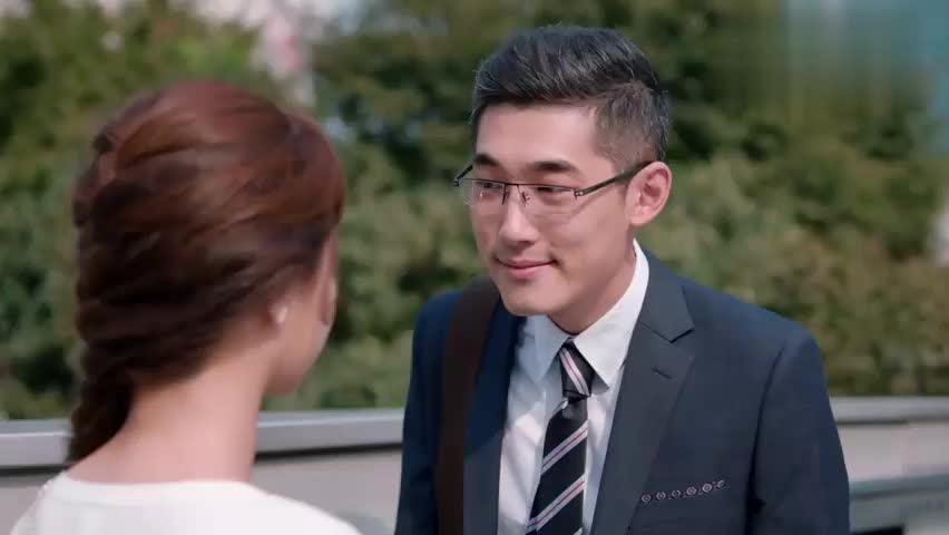 欢乐颂:莹莹要搬出去跟白主管住,关关一脸担心,咸吃萝卜淡操心