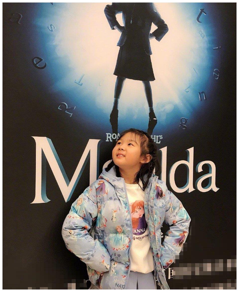 陆毅二女儿长大了穿卫衣短裙秀大长腿与贝儿简直神复刻