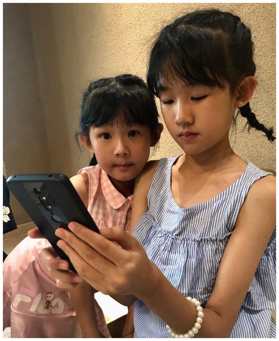 陆毅二女儿长大了穿卫衣短裙秀大长腿与贝儿简直神复刻