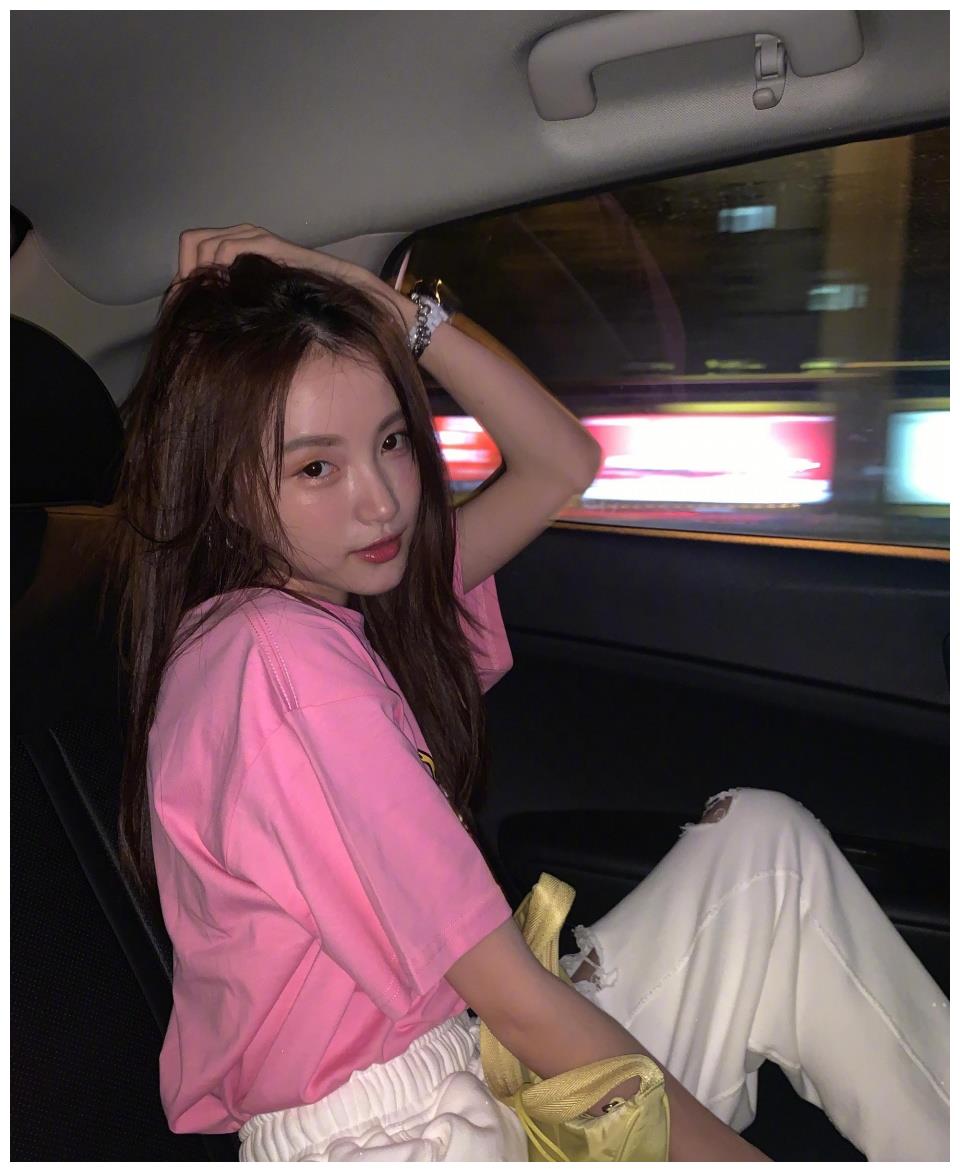 林小宅晒清纯私服真丝连衣裙搭配蓝色中筒靴骨感美实在惹人羡