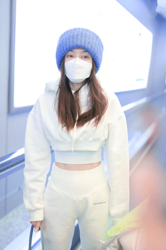 秦岚不愧被叫白月光穿白色露脐装搭长款羽绒服保暖又美