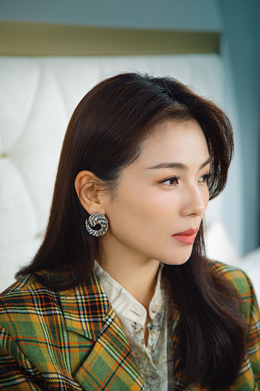 刘涛穿格子西装下搭军绿色休闲裤别提多么时髦多么酷了