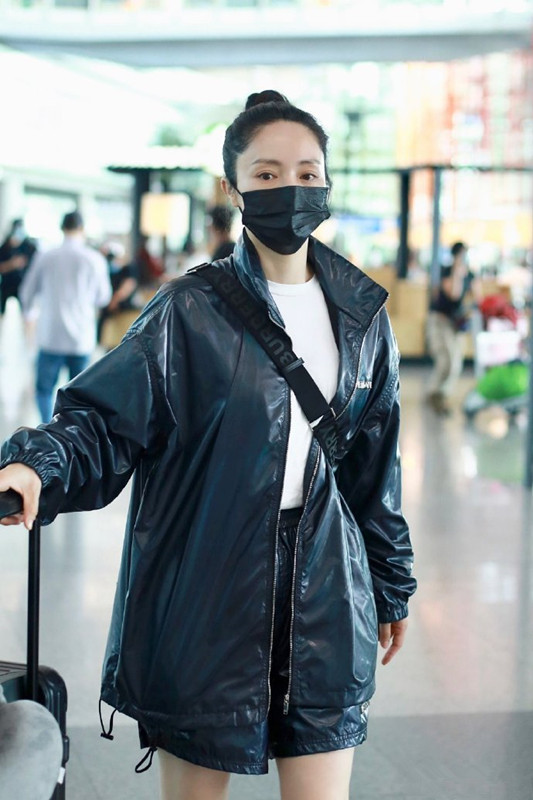 董璇身穿黑色皮衣扎起一个丸子头又酷又可爱