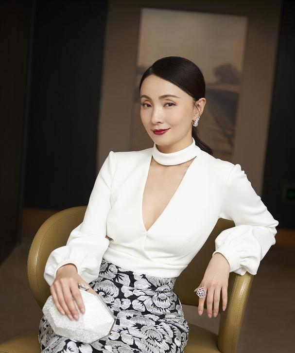 陶虹中年也任性一身穿着显出东方女性的风度干练优雅气质出众