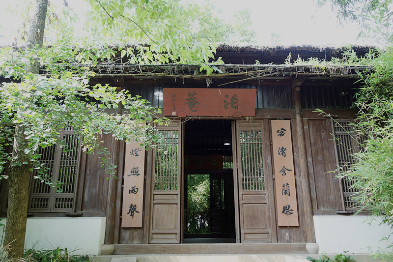 正文主要景点有:周家村入口,烟水渔庄,泊庵草堂,西溪水阁,梅竹山庄,深