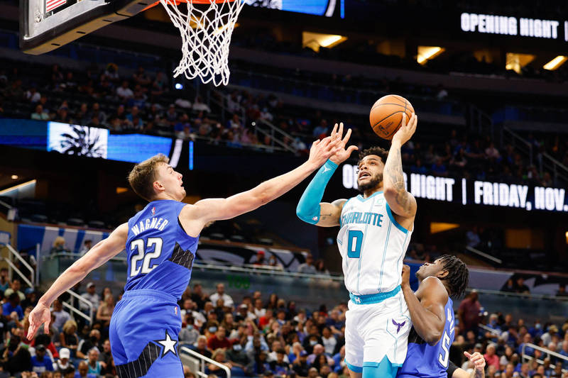 黄蜂今天踢馆魔术主场,在布里奇斯(miles bridges)