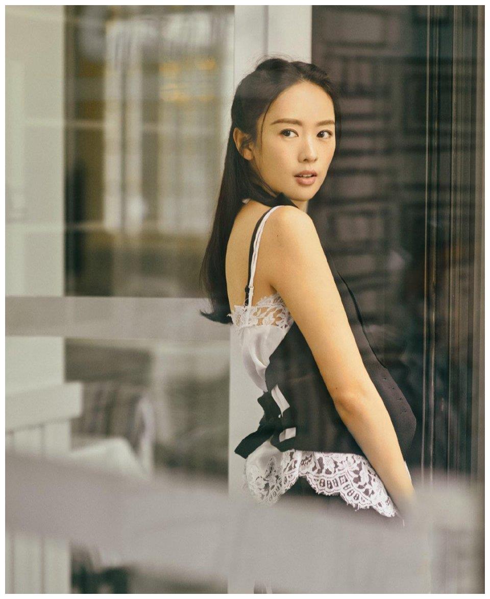 童谣太敢穿穿编织肚兜配牛仔阔腿裤超有范秀出骨感小身材