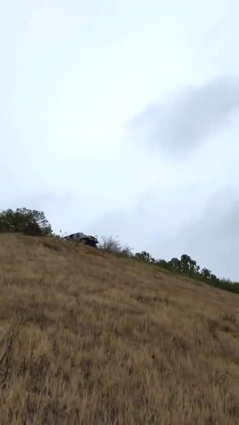 视频：能越野爬山的车就是好车，北汽战旗