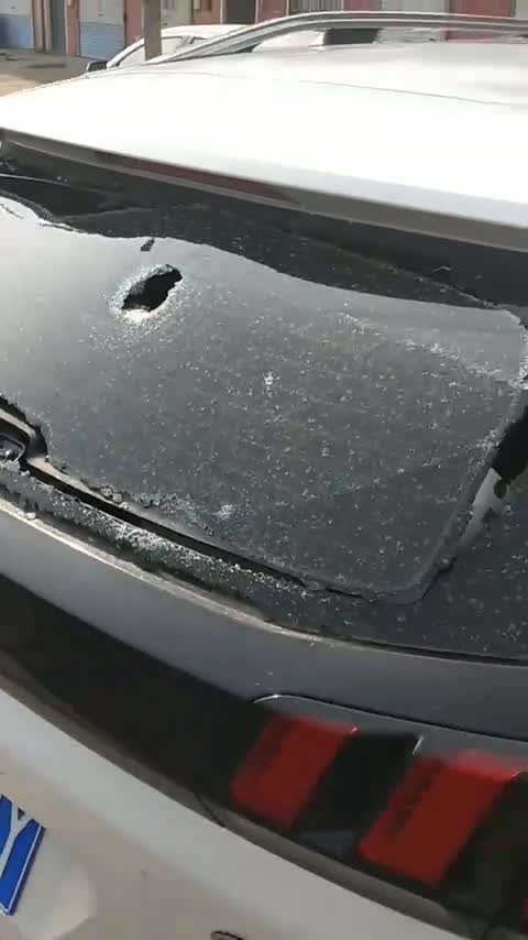 一个冰雹就把车砸成这个样子这车真的很不好