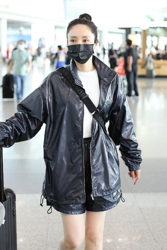 董璇身穿黑色皮衣扎起一个丸子头又酷又可爱