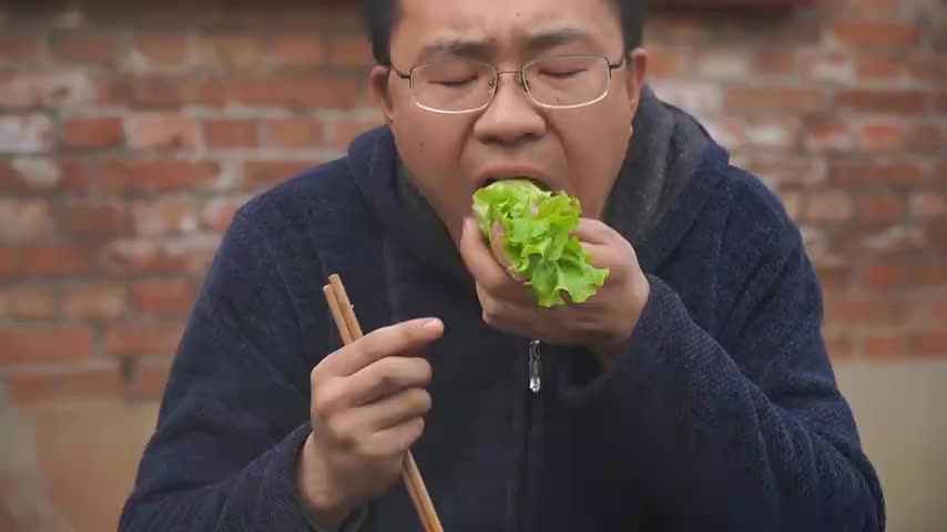 阿远新买了一个铁板,买4斤羊肉来做"炙子烤肉",烤肉味真香_新浪新闻