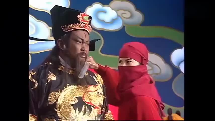 包拯面对杀手剑指咽喉,依然喝令手下开铡庞龙,霸气