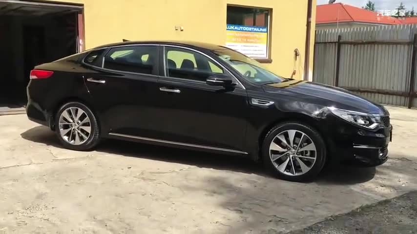 帅气型男,刚洗完车的黑色起亚k5