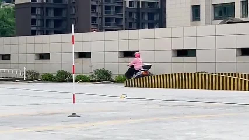 你们都说摩托车单边桥好过,骑个看看,我的驾照已经挂掉很多次了