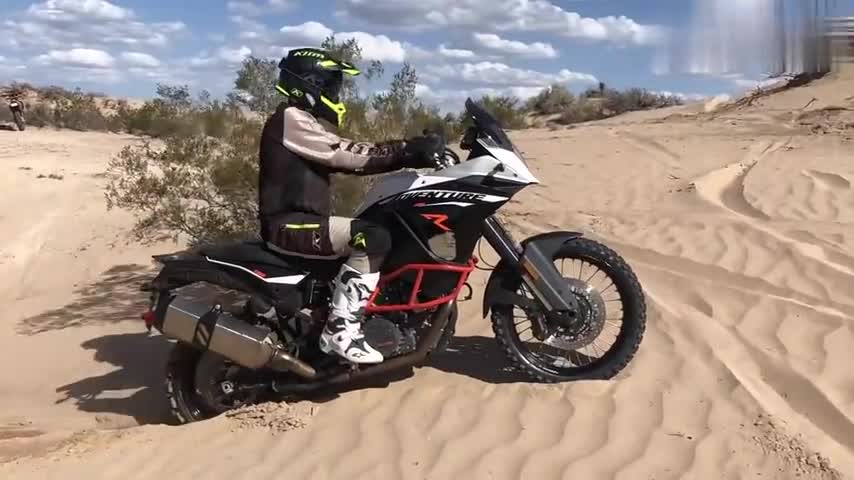 两驱的ktm大野驴见过吗?这才是adv超强的脱困能力