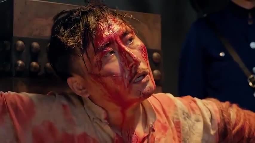 胡掌柜经受严刑拷打,为了保护高晨的身份,假意说出的机密情报