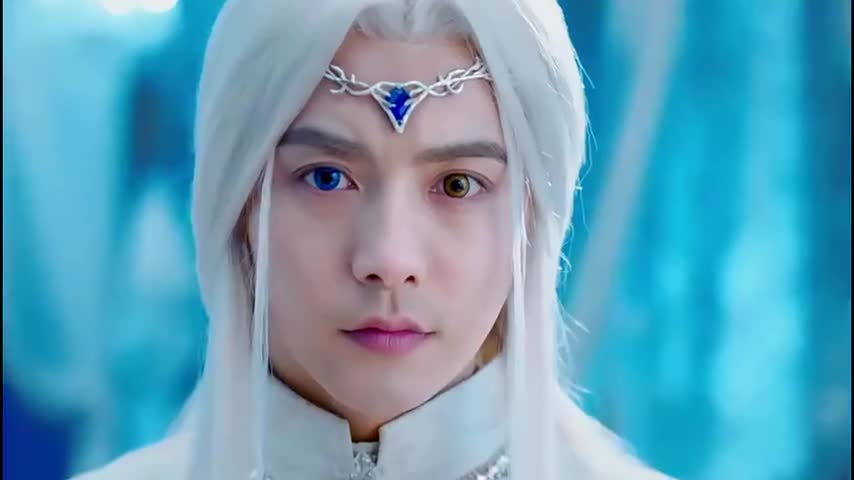 幻城:樱空释看着镜子里的自己,不敢置信,两只眼睛颜色不一样