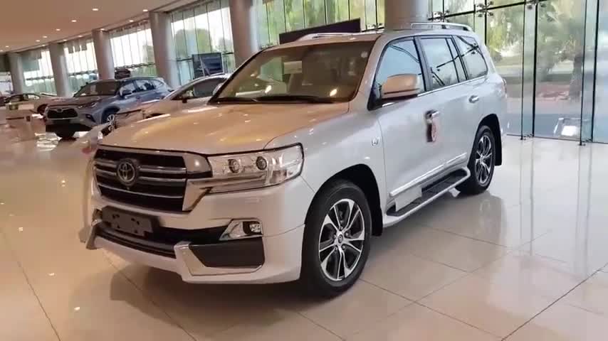 2020款丰田兰德酷路泽顶配v8中东版到店,近距离了解外观与内饰