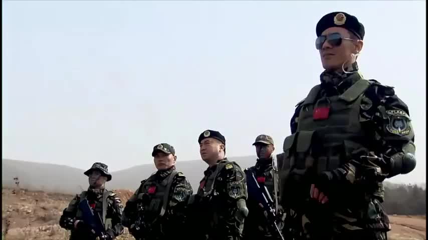 我是特种兵:卫生员傻笑着完成一挑二,老兵被制服都懵着