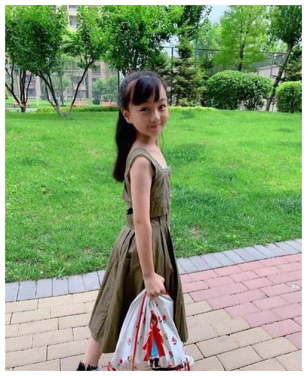 小山竹晒8岁的庆生照小萌娃成长大美女了越长大越漂亮
